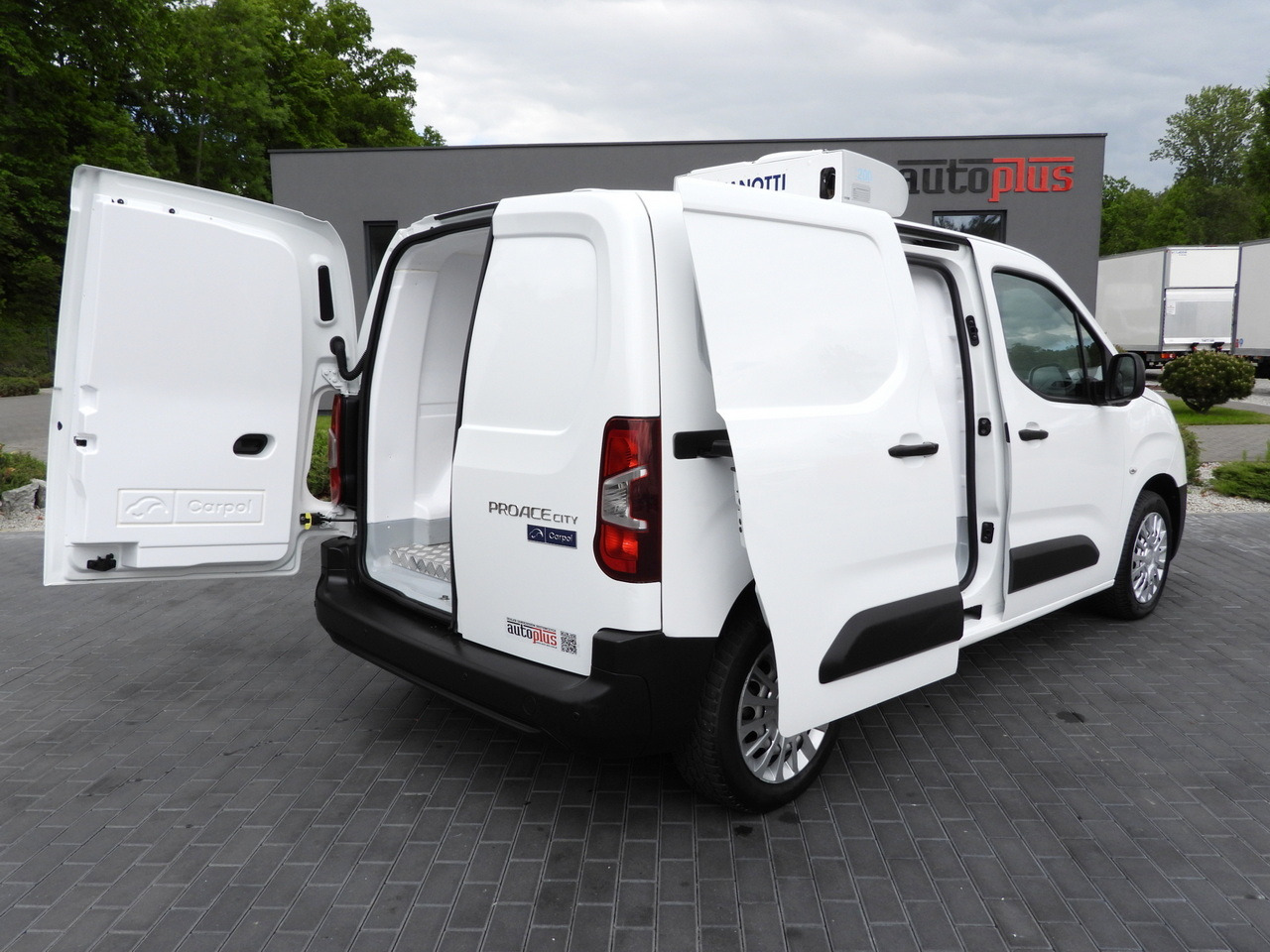 TOYOTA PROACE CITY REFRIGERATOR VAN -15*C POWER SUPPLY 230V CRUISE CONTROL AIR CONDITIONING 100HP - Furgoneta frigorifica: foto 3 TOYOTA PROACE CITY REFRIGERATOR VAN -15*C POWER SUPPLY 230V CRUISE CONTROL AIR CONDITIONING 100HP - Furgoneta frigorifica: foto 3