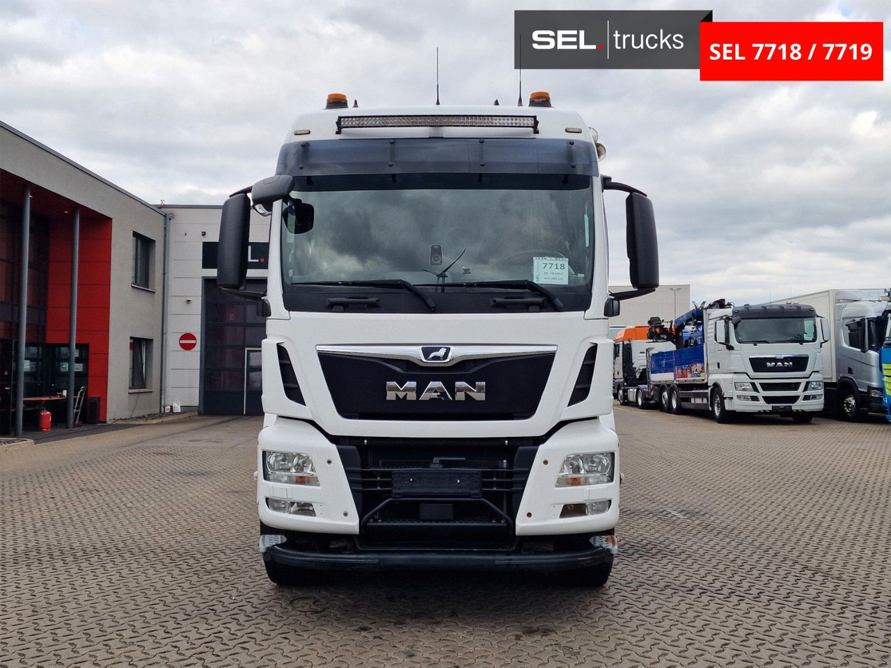 MAN TGS 35.500.8X2-6 BL / Silosteller / Lenkachse - Camión volquete: foto 2 MAN TGS 35.500.8X2-6 BL / Silosteller / Lenkachse - Camión volquete: foto 2