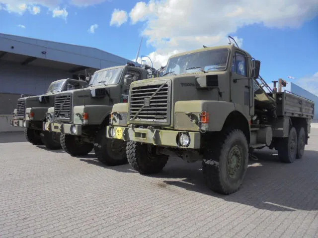 Volvo N 10 6X6 L + FASSI 3X IN STOCK - Camión, Camión grúa: foto 1 Volvo N 10 6X6 L + FASSI 3X IN STOCK - Camión, Camión grúa: foto 1
