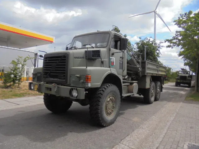 Volvo N 10 6X6 L + FASSI 3X IN STOCK - Camión caja abierta, Camión grúa: foto 1 Volvo N 10 6X6 L + FASSI 3X IN STOCK - Camión caja abierta, Camión grúa: foto 1
