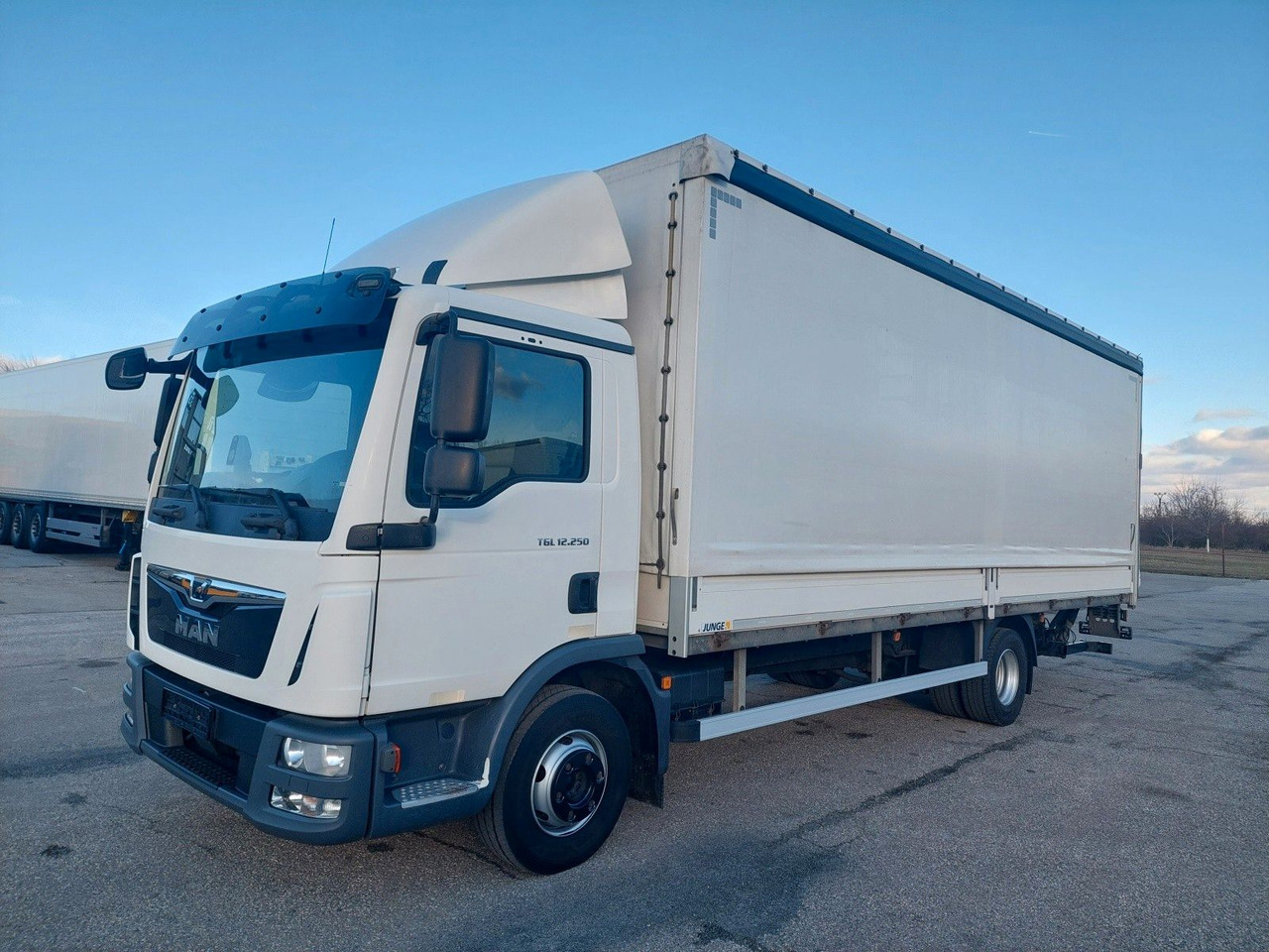 MAN TGL 12.250 BL 4x2 Edscha L 7,28 m - Camión lona: foto 1 MAN TGL 12.250 BL 4x2 Edscha L 7,28 m - Camión lona: foto 1