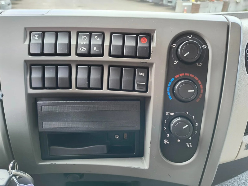 Camión cisterna para transporte de combustible Renault Premium 310 DXI CARBURANT / FUEL 13500L - 4 COMP: foto 13 Camión cisterna para transporte de combustible Renault Premium 310 DXI CARBURANT / FUEL 13500L - 4 COMP: foto 13