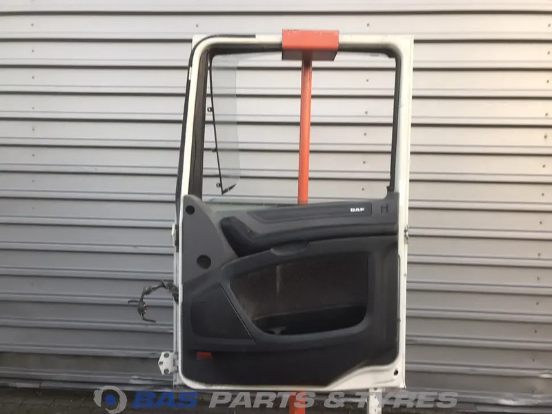 DAF XF106 Portier Rechts DAF 1881863 - Puerta y piezas para Camión: foto 2 DAF XF106 Portier Rechts DAF 1881863 - Puerta y piezas para Camión: foto 2