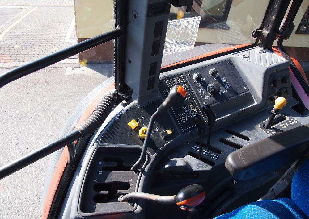 Leasing de  Ciągnik New Holland NH M 135 1998 NEW HOLLAND TM M135 Ciągnik New Holland NH M 135 1998 NEW HOLLAND TM M135: foto 12