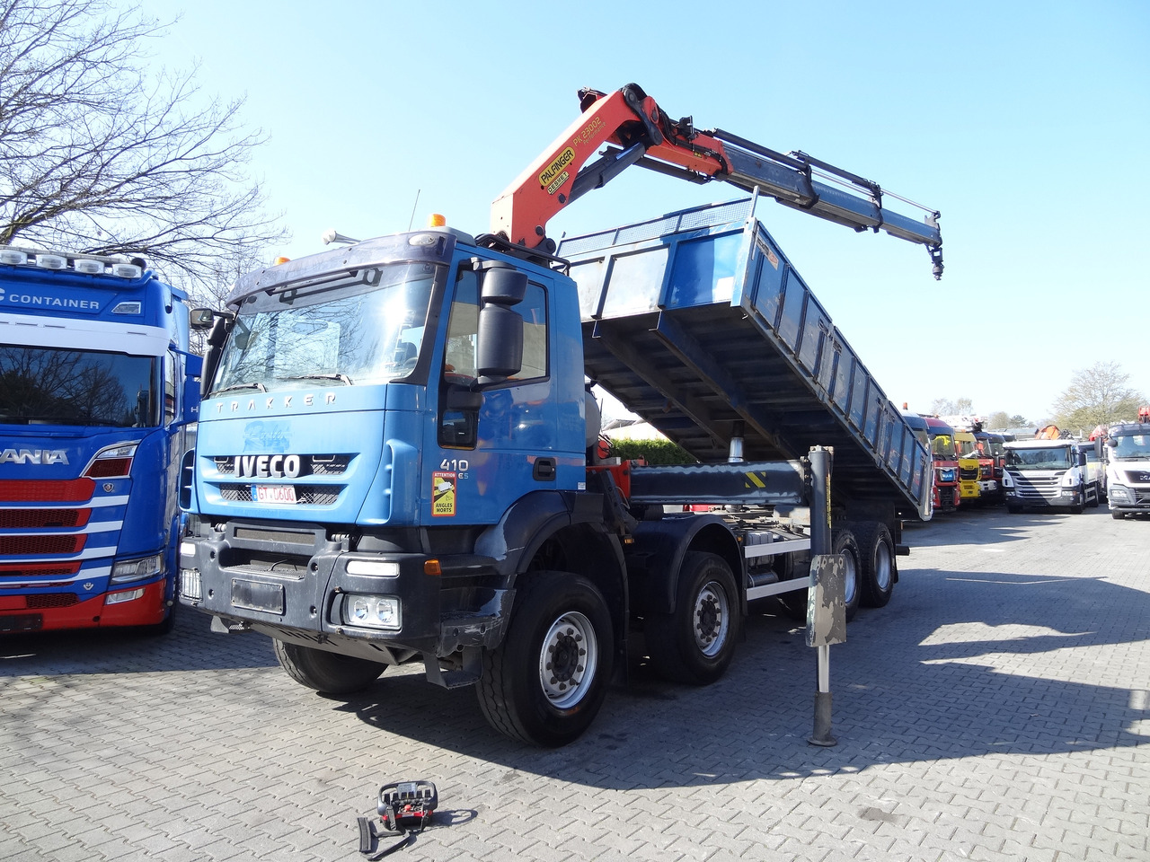 Iveco Trakker AD340T41 8X4 Kipper Kran Palfinger 23002 - Camión volquete, Camión grúa: foto 1 Iveco Trakker AD340T41 8X4 Kipper Kran Palfinger 23002 - Camión volquete, Camión grúa: foto 1