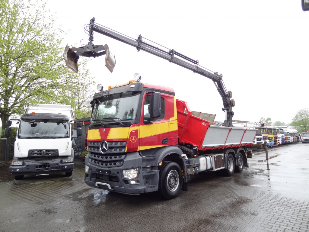 Mercedes-Benz Arocs 2545 6X2 Kipper mit Kran Hiab - Camión volquete, Camión grúa: foto 1 Mercedes-Benz Arocs 2545 6X2 Kipper mit Kran Hiab - Camión volquete, Camión grúa: foto 1