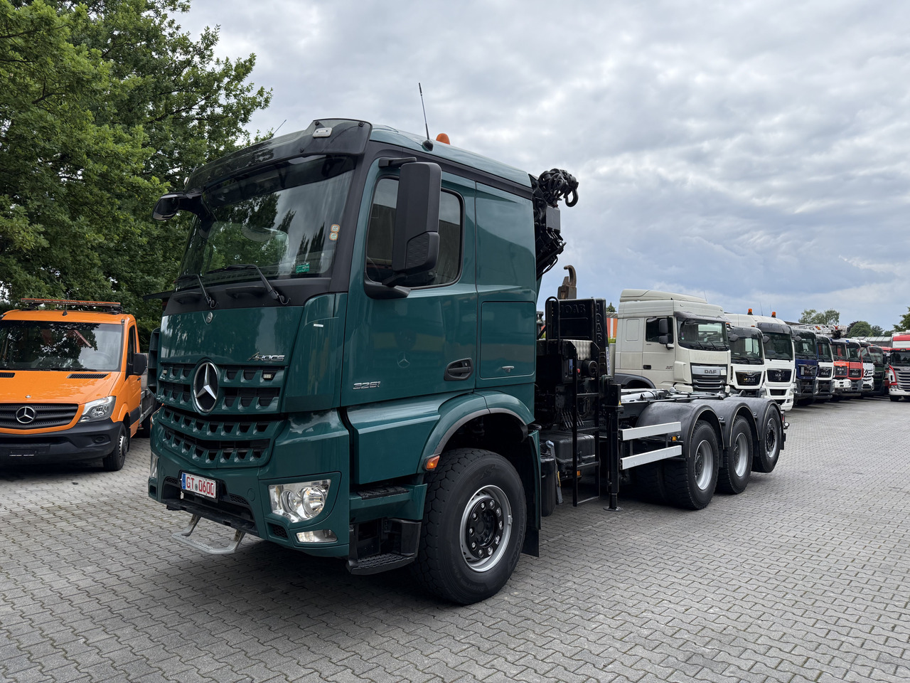 Mercedes-Benz Arocs 3251 8X4 Haken mit Kran HMF 2620 K5 - Camión multibasculante, Camión grúa: foto 1 Mercedes-Benz Arocs 3251 8X4 Haken mit Kran HMF 2620 K5 - Camión multibasculante, Camión grúa: foto 1