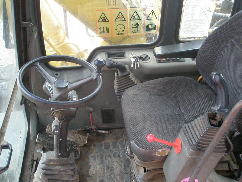 Excavadora de ruedas Komatsu PW 130ES-6K: foto 8 Excavadora de ruedas Komatsu PW 130ES-6K: foto 8