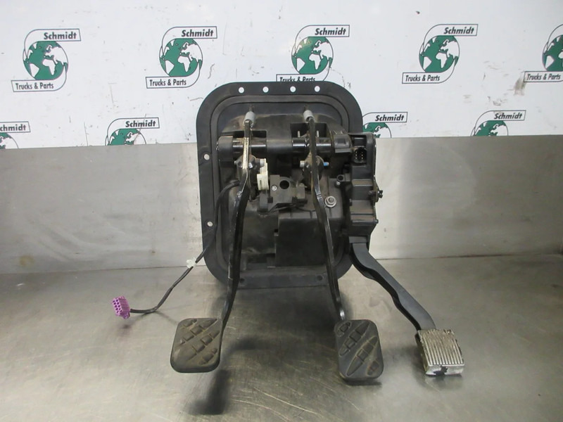 Volvo 21761966// 82545137 PEDAAL SYSTEEM VOLVO FL 210 EURO 6 - Cabina e interior para Camión: foto 3 Volvo 21761966// 82545137 PEDAAL SYSTEEM VOLVO FL 210 EURO 6 - Cabina e interior para Camión: foto 3