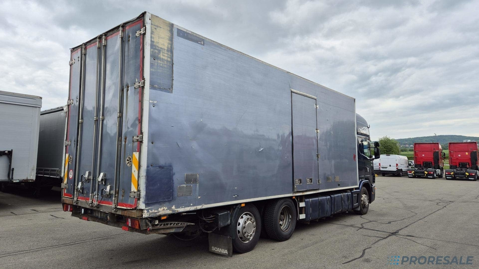 SCANIA R124 LB 6X2 EURO 3 - skříňový + hydraulické čelo - Camión caja cerrada: foto 3 SCANIA R124 LB 6X2 EURO 3 - skříňový + hydraulické čelo - Camión caja cerrada: foto 3