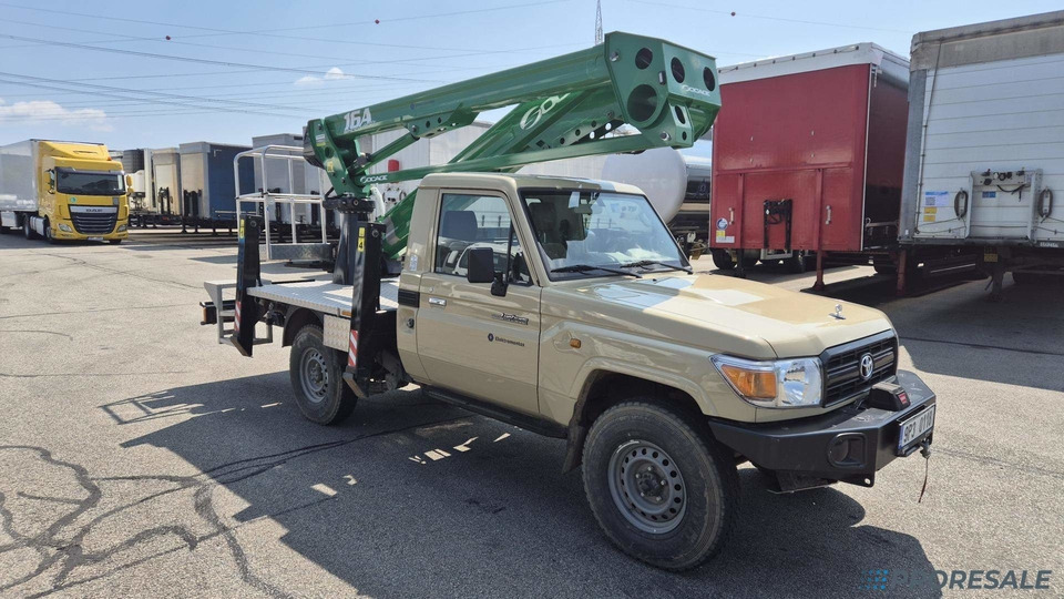 TOYOTA LAND CRUISER 79 montážní plošina - Camión con plataforma elevadora: foto 1 TOYOTA LAND CRUISER 79 montážní plošina - Camión con plataforma elevadora: foto 1