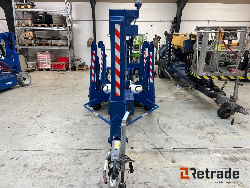 UpRight TL38 trailerlift - 13,5m - Maquinaria de construcción: foto 2 UpRight TL38 trailerlift - 13,5m - Maquinaria de construcción: foto 2
