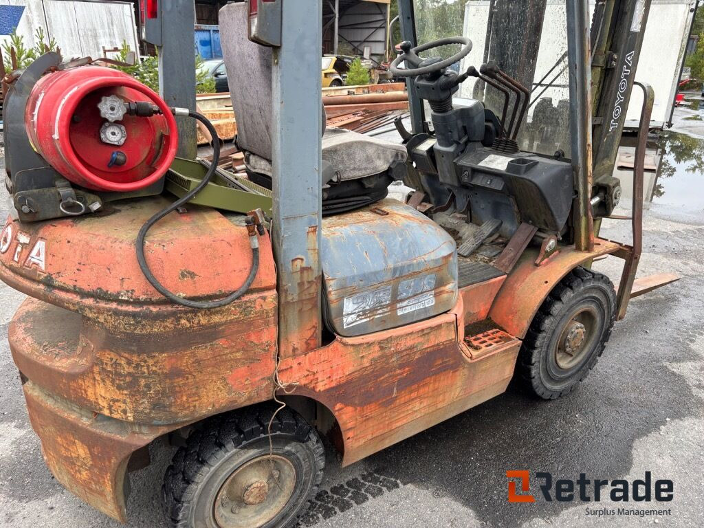 Toyota FGF 25 gass truck - Maquinaria industrial: foto 5 Toyota FGF 25 gass truck - Maquinaria industrial: foto 5