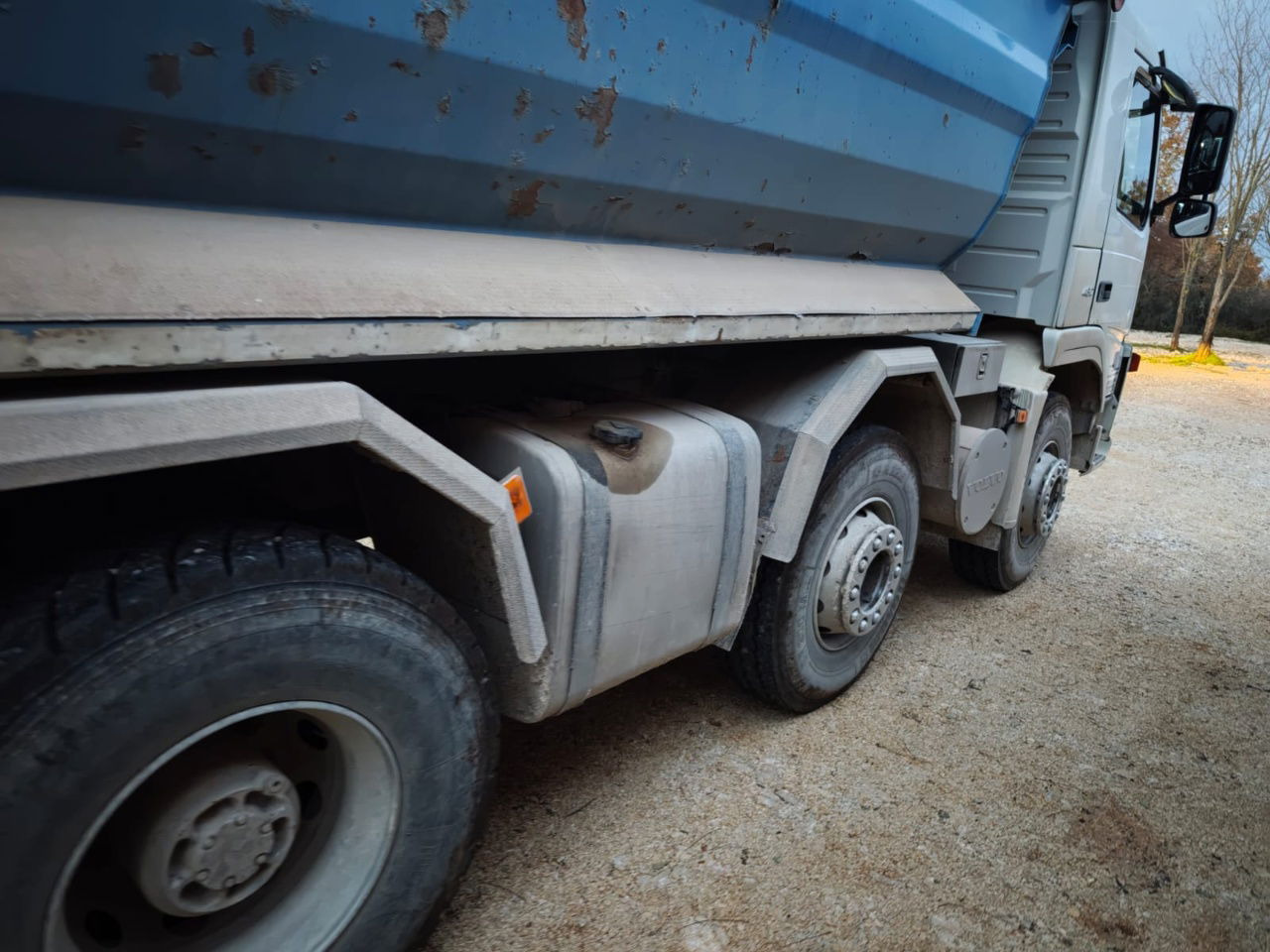 Camión volquete Volvo FM 480 8x4 mulda tipper - euro 3 - hydraulic back side: foto 7 Camión volquete Volvo FM 480 8x4 mulda tipper - euro 3 - hydraulic back side: foto 7