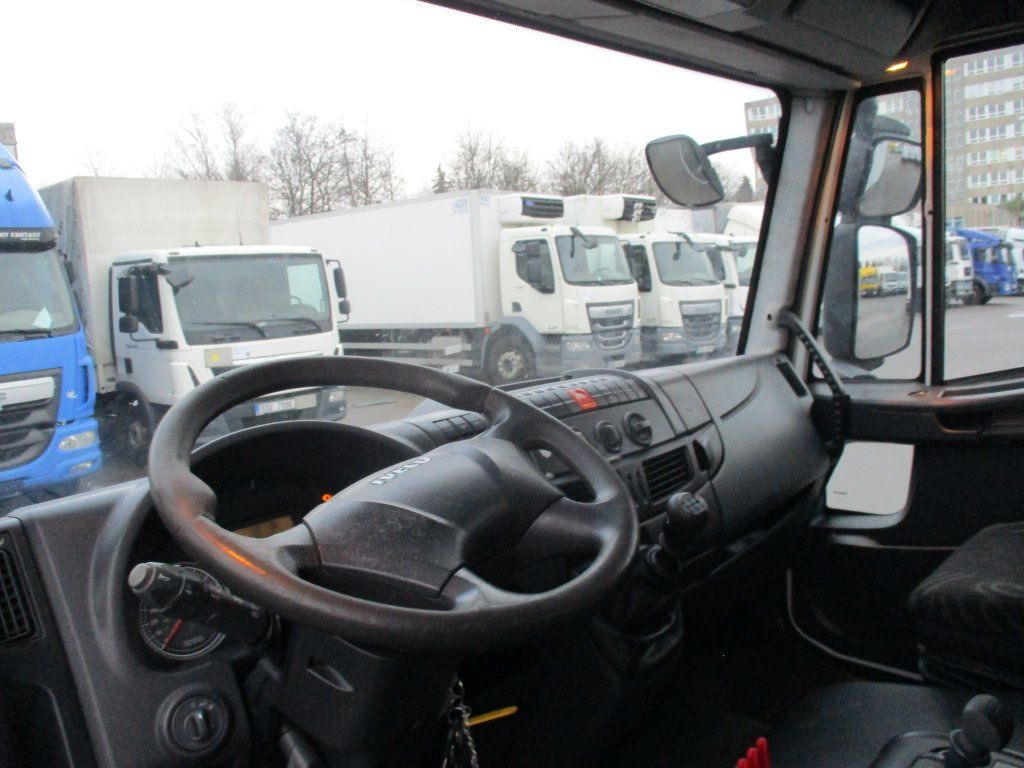 Foto del interior 1: Camión multibasculante Iveco  140E22