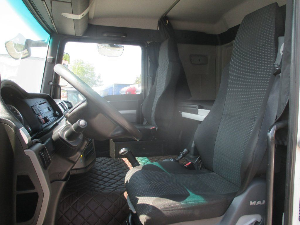 MAN TGL 12.220 - Camión caja cerrada: foto 4 MAN TGL 12.220 - Camión caja cerrada: foto 4