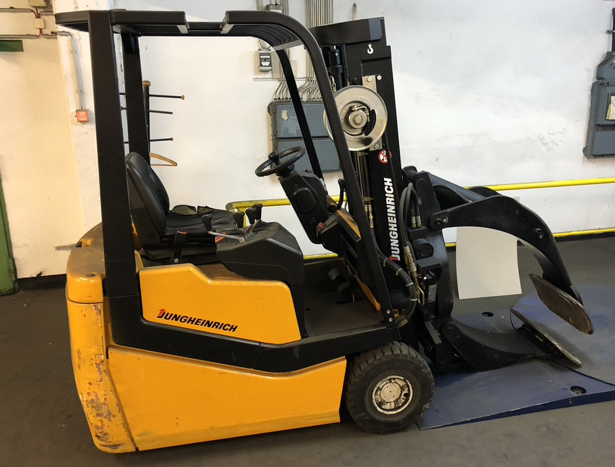 Three-wheel electric front loader Jungheinrich EFG DF 15 with duplex mast and Meyer roller clamp - Carretilla elevadora eléctrica: foto 1 Three-wheel electric front loader Jungheinrich EFG DF 15 with duplex mast and Meyer roller clamp - Carretilla elevadora eléctrica: foto 1