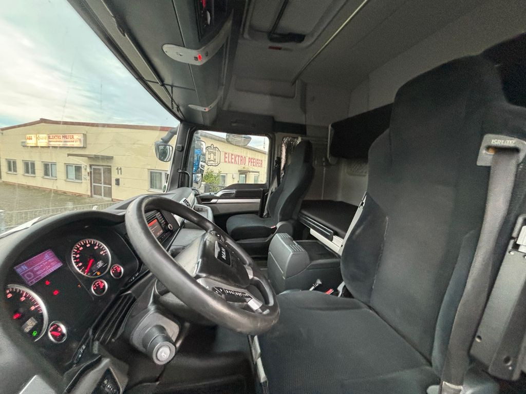 Foto del interior 1: Cabeza tractora MAN TGX 18.440 480 Retarder/NAVI/2 Tanks/Standheiz MAN TGX 18.440 480 Retarder/NAVI/2 Tanks/Standheiz Foto del interior 1: Cabeza tractora MAN TGX 18.440 480 Retarder/NAVI/2 Tanks/Standheiz MAN TGX 18.440 480 Retarder/NAVI/2 Tanks/Standheiz