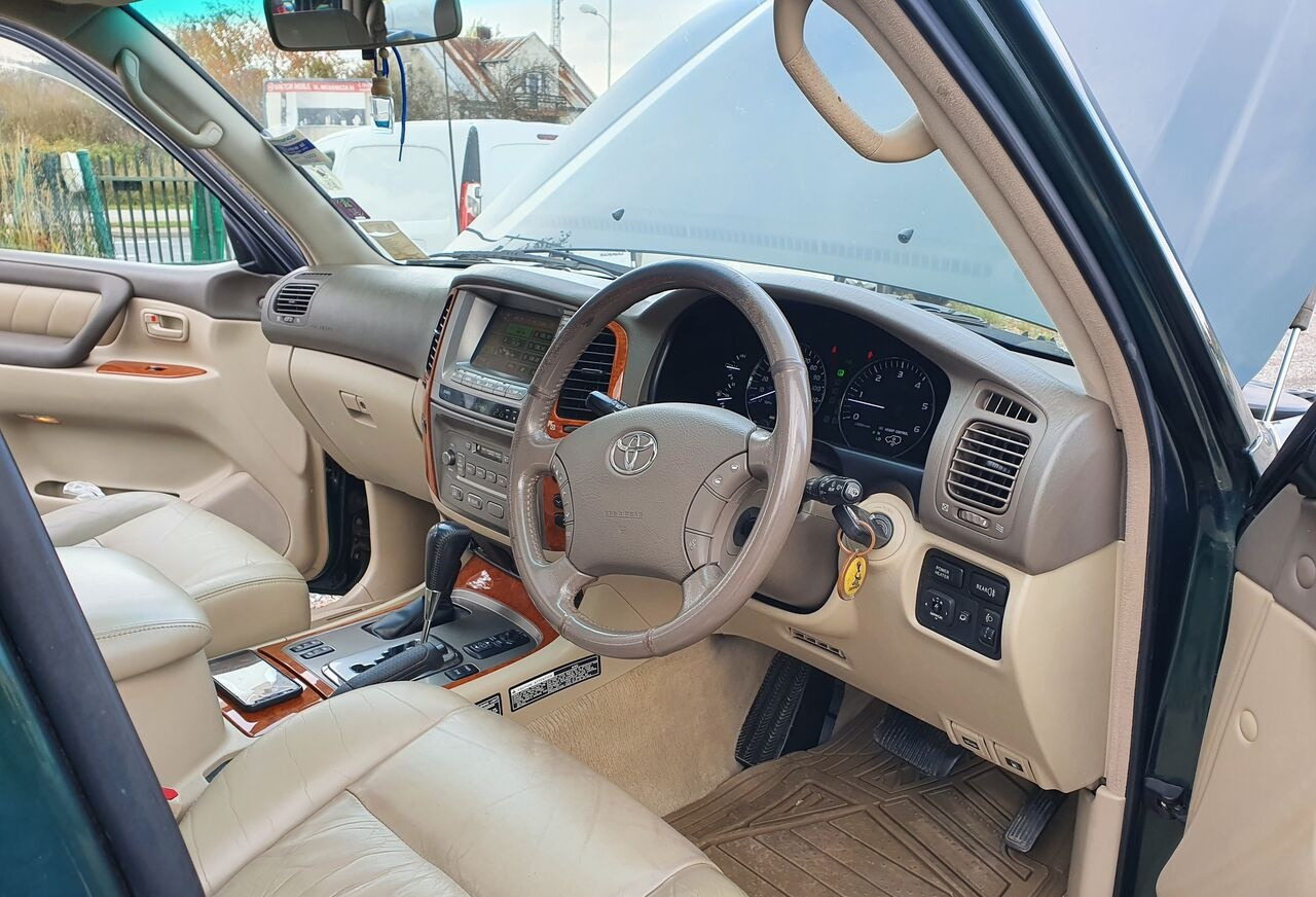 Toyota LAND CRUISER 100 4,2 TD KLIMA 7 OSOB - Coche: foto 2 Toyota LAND CRUISER 100 4,2 TD KLIMA 7 OSOB - Coche: foto 2