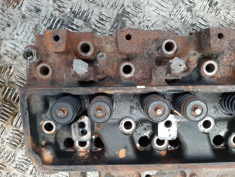 Claas Ares 600, 700, 800 Series 836 Engine Cylinder Head 6005021490 - Cabezal de bloque para Tractor: foto 4 Claas Ares 600, 700, 800 Series 836 Engine Cylinder Head 6005021490 - Cabezal de bloque para Tractor: foto 4