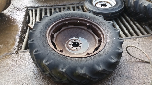 Ford 4000 Rear Wheel And Tyre 12.4/11-28. Please Check The Description - Rueda completa para Tractor: foto 1 Ford 4000 Rear Wheel And Tyre 12.4/11-28. Please Check The Description - Rueda completa para Tractor: foto 1