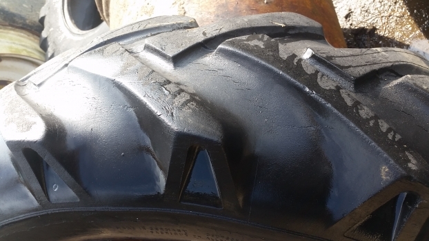 Ford 4000 Rear Wheel And Tyre 12.4/11-32. Please Check By Description - Rueda completa para Tractor: foto 3 Ford 4000 Rear Wheel And Tyre 12.4/11-32. Please Check By Description - Rueda completa para Tractor: foto 3