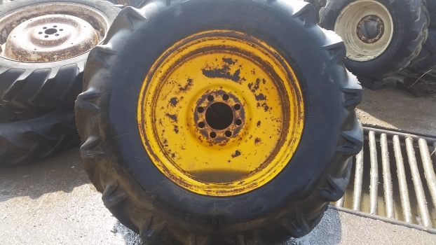 Ford Construction Wheel And Tyre 16.9/14-28. Please Check Decription. - Rueda completa para Tractor: foto 1 Ford Construction Wheel And Tyre 16.9/14-28. Please Check Decription. - Rueda completa para Tractor: foto 1