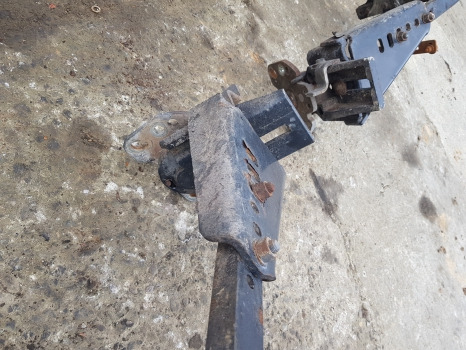 Guardabarros New Holland Case T6, T7, T6000, Maxxum Ser Front Mudguard Bracket Kit 47444870: foto 7