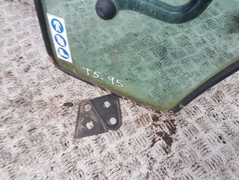 New Holland T4, T5 Series T5.95, 85, 120 Cab Door Lhs 84472427, 84224132 - Puerta y piezas para Tractor: foto 4 New Holland T4, T5 Series T5.95, 85, 120 Cab Door Lhs 84472427, 84224132 - Puerta y piezas para Tractor: foto 4