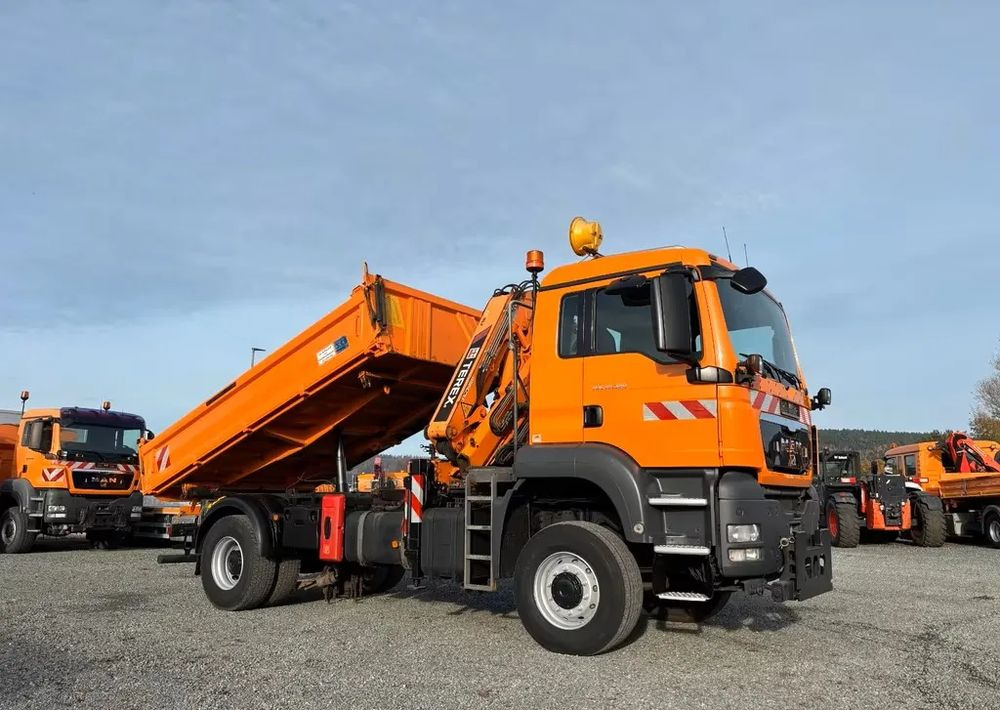 MAN TGS 18.320/ 4x4 / Euro4 /Wywrotka trójstronna Meiller +Kran Atlas TLC 82.2 +sterowanie radiowe – Przystosowany do pracy zimą — odśnieżanie, posypywanie, pług - Camión volquete: foto 3 MAN TGS 18.320/ 4x4 / Euro4 /Wywrotka trójstronna Meiller +Kran Atlas TLC 82.2 +sterowanie radiowe – Przystosowany do pracy zimą — odśnieżanie, posypywanie, pług - Camión volquete: foto 3