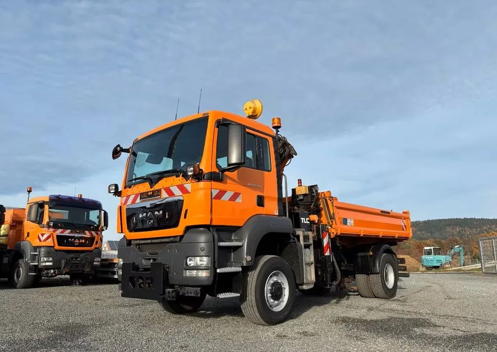 MAN TGS 18.320/ 4x4 / Euro4 /Wywrotka trójstronna Meiller +Kran Atlas TLC 82.2 +sterowanie radiowe – Przystosowany do pracy zimą — odśnieżanie, posypywanie, pług - Camión volquete: foto 5 MAN TGS 18.320/ 4x4 / Euro4 /Wywrotka trójstronna Meiller +Kran Atlas TLC 82.2 +sterowanie radiowe – Przystosowany do pracy zimą — odśnieżanie, posypywanie, pług - Camión volquete: foto 5