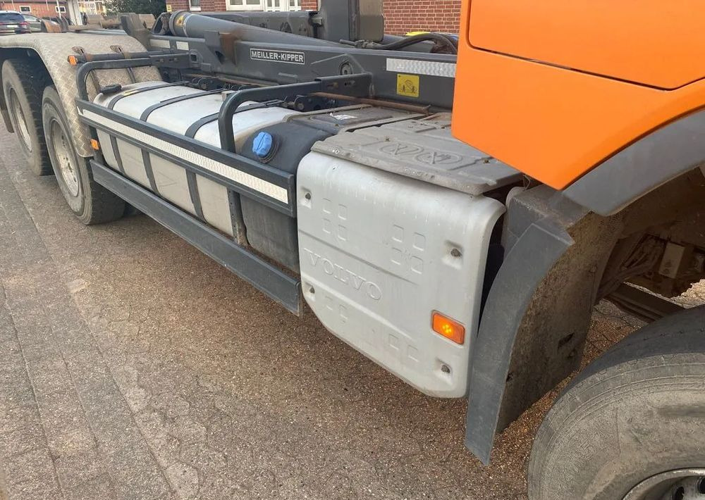Volvo FH 460/6X4/OŚ PODNOSZONA Z NAPĘDEM/HAKOWIEC MEILLER/EURO6 - Camión multibasculante: foto 5 Volvo FH 460/6X4/OŚ PODNOSZONA Z NAPĘDEM/HAKOWIEC MEILLER/EURO6 - Camión multibasculante: foto 5