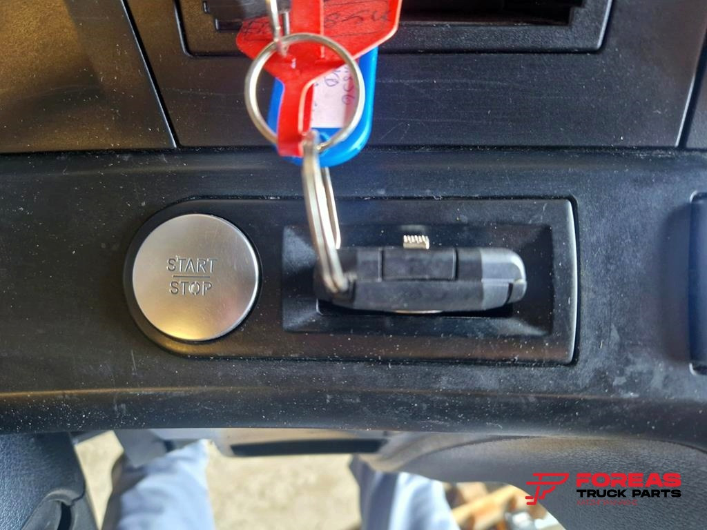 MERCEDES-BENZ ACTROS MP4 - Salpicadero para Camión: foto 3 MERCEDES-BENZ ACTROS MP4 - Salpicadero para Camión: foto 3