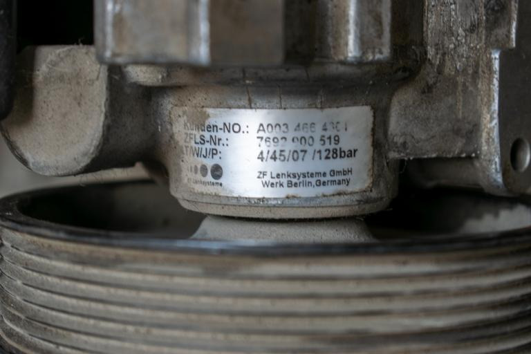 MERCEDES-BENZ SPRINTER (903) 313 CDI HYDRAULIC POWER STEERING PUMP - Bomba de dirección para Camión: foto 3 MERCEDES-BENZ SPRINTER (903) 313 CDI HYDRAULIC POWER STEERING PUMP - Bomba de dirección para Camión: foto 3