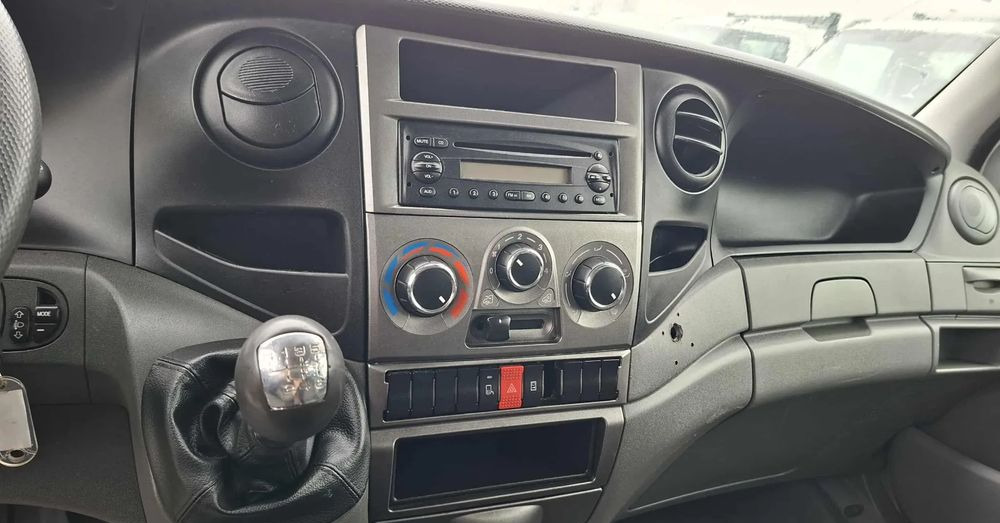 Iveco 35C13, 35C12, 35C14, 35C15 - Furgoneta basculante: foto 3 Iveco 35C13, 35C12, 35C14, 35C15 - Furgoneta basculante: foto 3