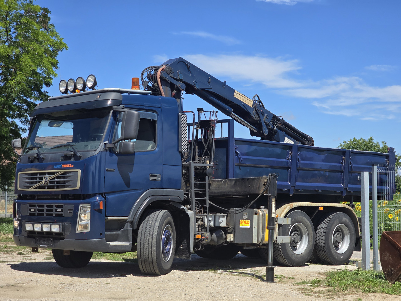VOLVO FM 420 6X4 / KIPPER / CRANE HMF 1823 K4 - Camión volquete, Camión grúa: foto 2 VOLVO FM 420 6X4 / KIPPER / CRANE HMF 1823 K4 - Camión volquete, Camión grúa: foto 2