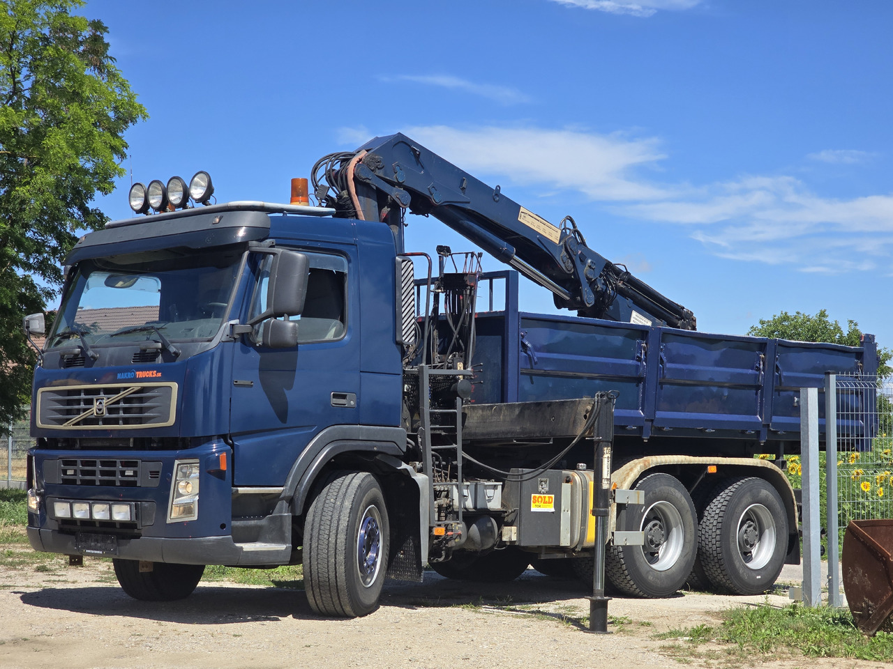 VOLVO FM 420 6X4 / KIPPER / CRANE HMF 1823 K4 - Camión volquete, Camión grúa: foto 1 VOLVO FM 420 6X4 / KIPPER / CRANE HMF 1823 K4 - Camión volquete, Camión grúa: foto 1