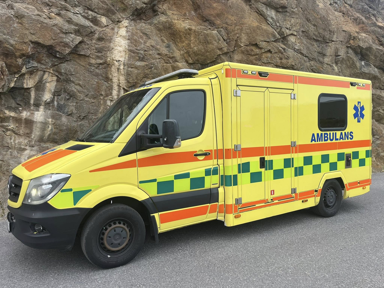 MERCEDES-BENZ Sprinter 319 - AMBULANCE / Krankenwagen / швидка допомога - Ambulancia: foto 1 MERCEDES-BENZ Sprinter 319 - AMBULANCE / Krankenwagen / швидка допомога - Ambulancia: foto 1
