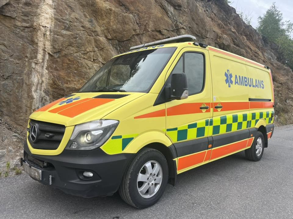 MERCEDES-BENZ Sprinter 319 - AMBULANCE - RESERVERAD !! - Ambulancia: foto 2 MERCEDES-BENZ Sprinter 319 - AMBULANCE - RESERVERAD !! - Ambulancia: foto 2