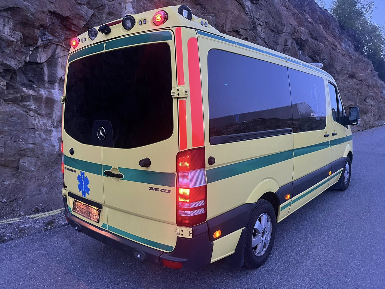 Mercedes-Benz Sprinter 316 - 2 stretcher AMBULANCE - RESERERAD !! - Ambulancia: foto 3 Mercedes-Benz Sprinter 316 - 2 stretcher AMBULANCE - RESERERAD !! - Ambulancia: foto 3