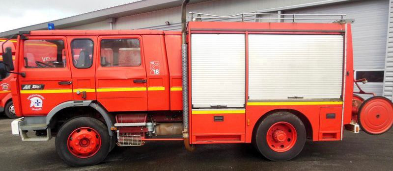 Renault M210 Midliner Feuerwehr 3.000 Liter Tank+ Pumpe - Camión de bomberos: foto 1 Renault M210 Midliner Feuerwehr 3.000 Liter Tank+ Pumpe - Camión de bomberos: foto 1