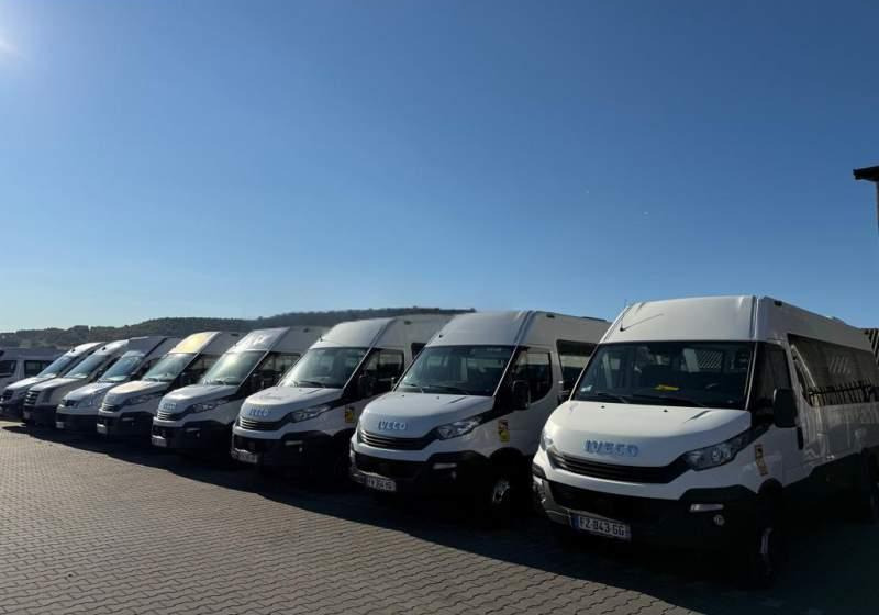 Iveco DAILY / CRAFTER / SPRINTER / WING / 23 MIEJSCA - Minibús: foto 1 Iveco DAILY / CRAFTER / SPRINTER / WING / 23 MIEJSCA - Minibús: foto 1