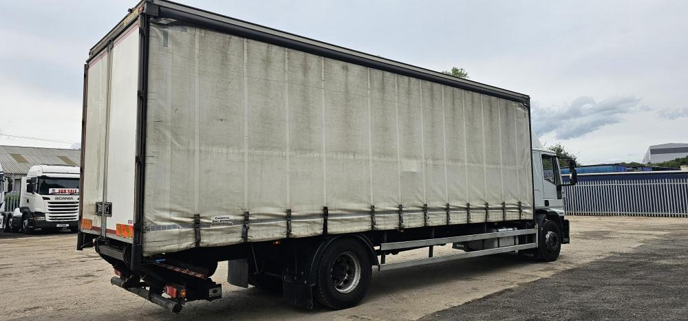 Camión lona Iveco 18 ton curtain tail lift: foto 8