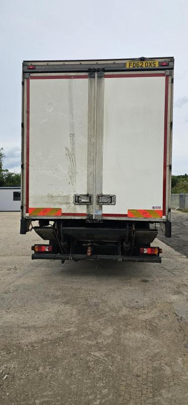 Camión lona Iveco 18 ton curtain tail lift: foto 6