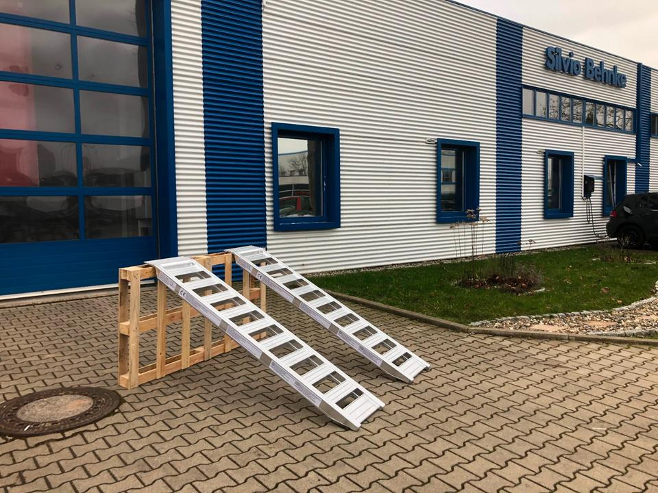Alurampen Satz 2m 2000KG Minibagger Minilader Quad Auffahrrampe *INKL.19% MWST* - Rampa de carga: foto 2 Alurampen Satz 2m 2000KG Minibagger Minilader Quad Auffahrrampe *INKL.19% MWST* - Rampa de carga: foto 2