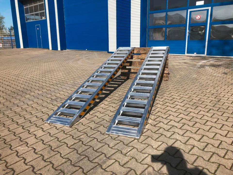 Alurampen Satz 3m 3000KG Minibagger Minilader Quad Auffahrrampe *INKL.19% MWST* - Rampa de carga: foto 2 Alurampen Satz 3m 3000KG Minibagger Minilader Quad Auffahrrampe *INKL.19% MWST* - Rampa de carga: foto 2