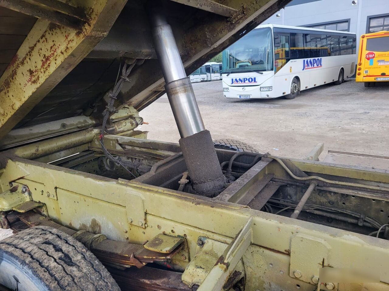 Camión volquete Scania 82M: foto 9
