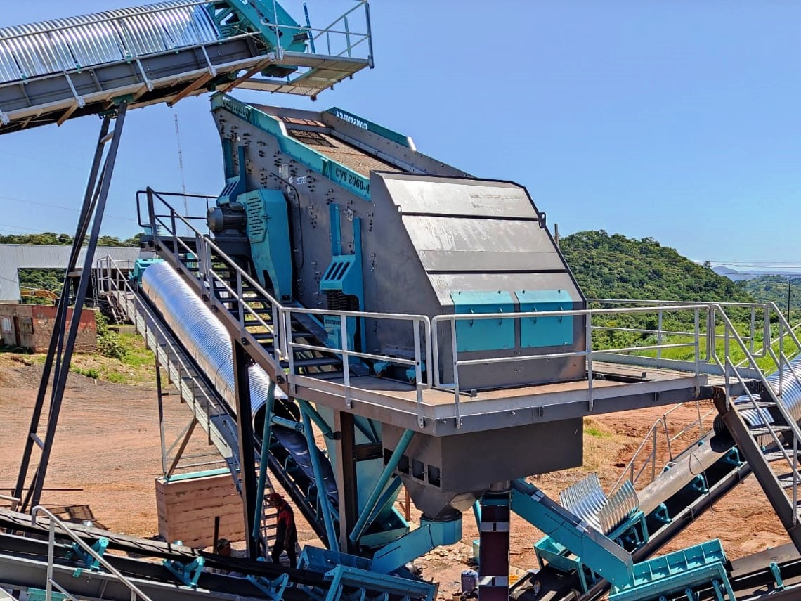Constmach Schwingsieb Anlagen 70-95 t/h 2-3-4 Stufen 1200x4000 mm - Cribadora: foto 1 Constmach Schwingsieb Anlagen 70-95 t/h 2-3-4 Stufen 1200x4000 mm - Cribadora: foto 1