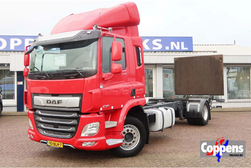 DAF CF 290 FA Chassis + 2500 KG Dhollandia laadklep - Camión chasis: foto 1 DAF CF 290 FA Chassis + 2500 KG Dhollandia laadklep - Camión chasis: foto 1