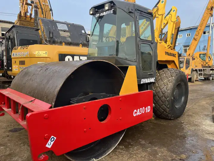 Hot-Selling Used Dynapac Ca30d Road Roller In Stock Good Condition And Quality Assurance Low Price And Low Working Hours On Sale - Apisonadora de asfalto: foto 3 Hot-Selling Used Dynapac Ca30d Road Roller In Stock Good Condition And Quality Assurance Low Price And Low Working Hours On Sale - Apisonadora de asfalto: foto 3